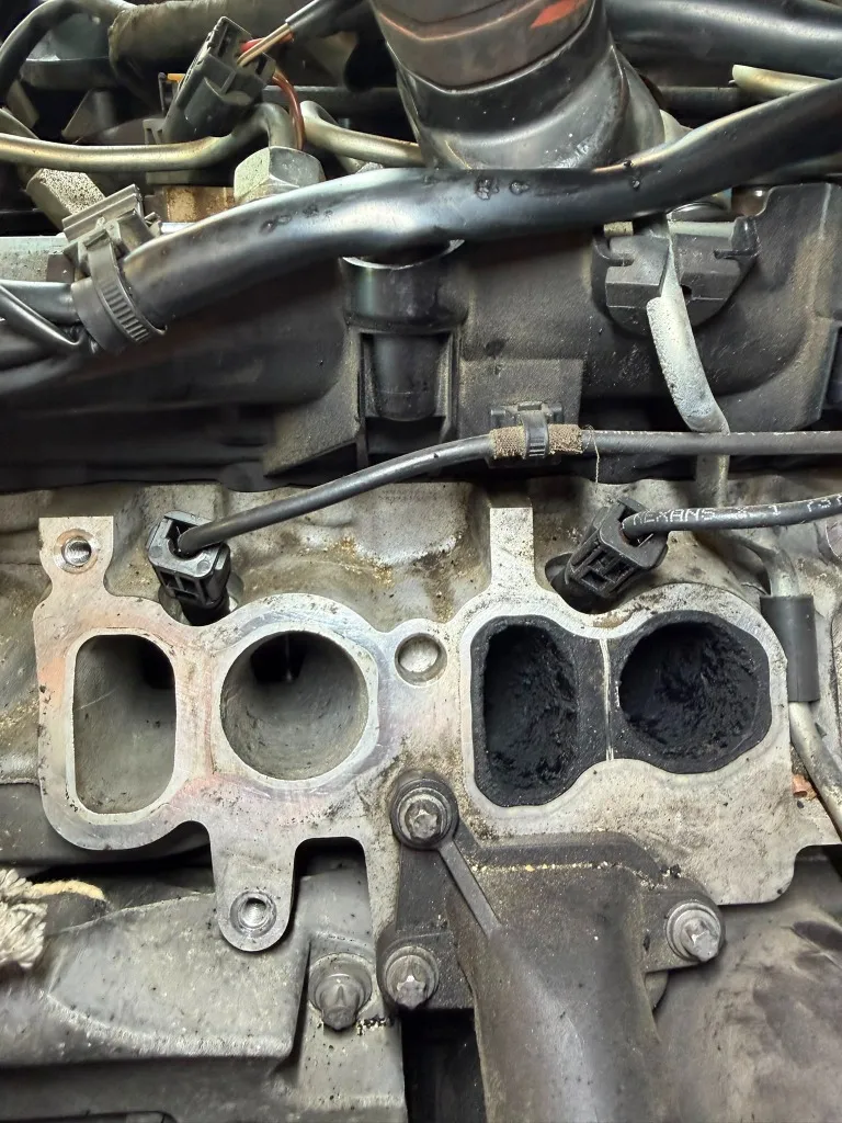 Intake ports in the cylinder head: left side cleaned, right side before cleaning.